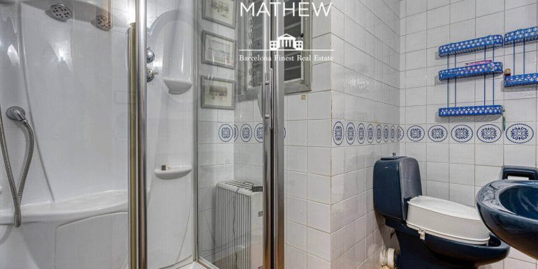 piso-en-venta-en-el-quadrat-dor-de-cuatro-habitaciones-bano-2