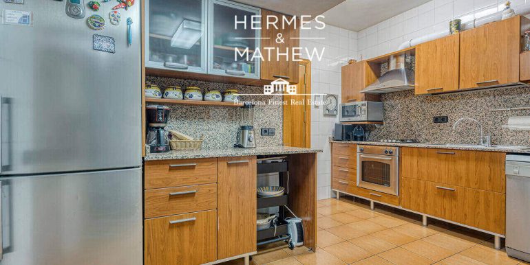 piso-en-venta-en-el-quadrat-dor-de-cuatro-habitaciones-cocina-1