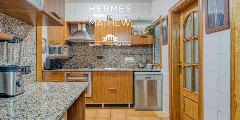 piso-en-venta-en-el-quadrat-dor-de-cuatro-habitaciones-cocina-2