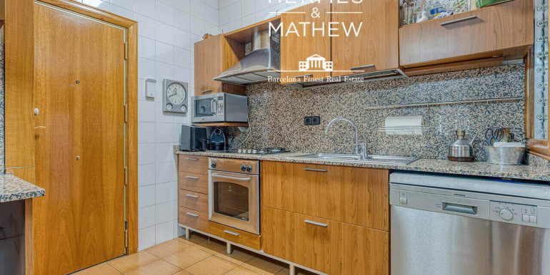 piso-en-venta-en-el-quadrat-dor-de-cuatro-habitaciones-cocina-3