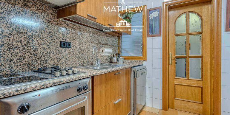piso-en-venta-en-el-quadrat-dor-de-cuatro-habitaciones-cocina-4