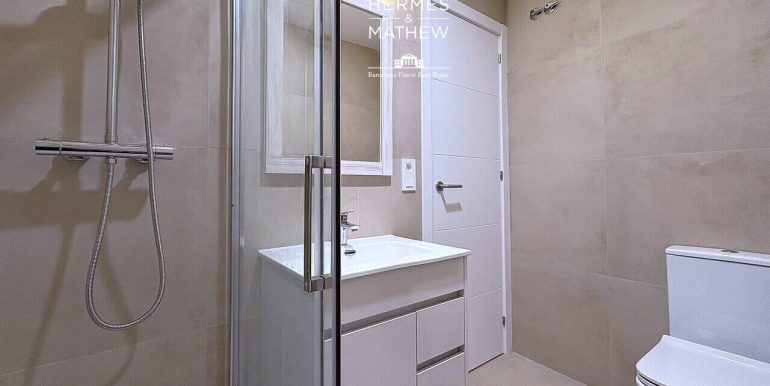 encantador-piso-en-venta-con-una-habitacion-en-el-corazon-del-raval-bano-1