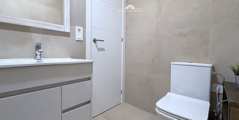 encantador-piso-en-venta-con-una-habitacion-en-el-corazon-del-raval-bano-2