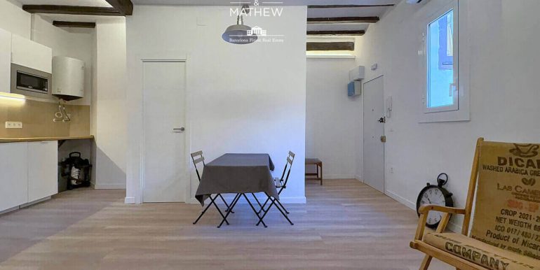 encantador-piso-en-venta-con-una-habitacion-en-el-corazon-del-raval-comedor-1