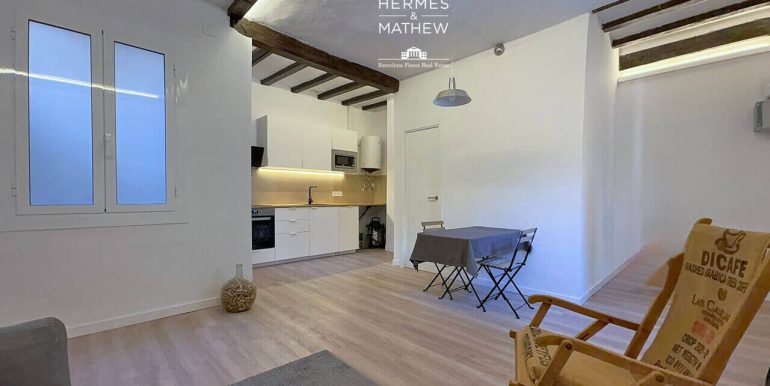 encantador-piso-en-venta-con-una-habitacion-en-el-corazon-del-raval-salon-4