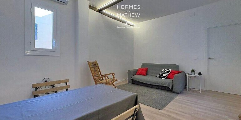encantador-piso-en-venta-con-una-habitacion-en-el-corazon-del-raval-salon-4.1