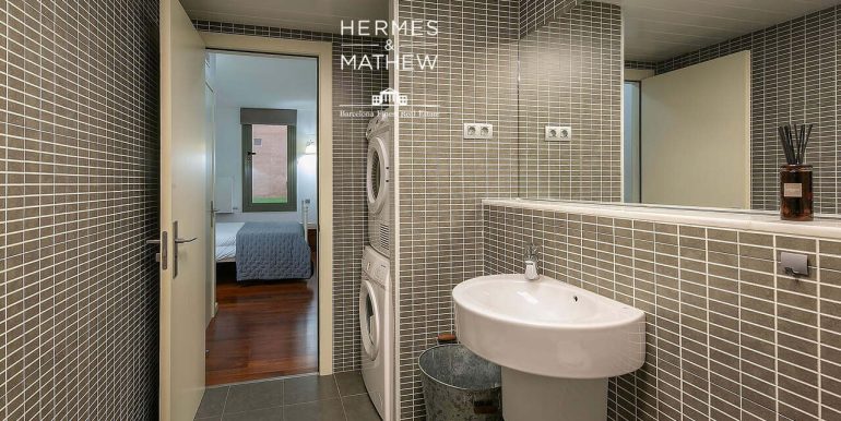 exclusivo-piso-en-venta-con-dos-habitaciones-junto-lavinguda-del-portal-de-langel-bano-3