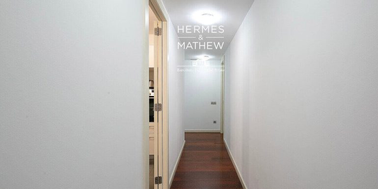 exclusivo-piso-en-venta-con-dos-habitaciones-junto-lavinguda-del-portal-de-langel-pasillo-1