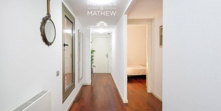 exclusivo-piso-en-venta-con-dos-habitaciones-junto-lavinguda-del-portal-de-langel-pasillo-3