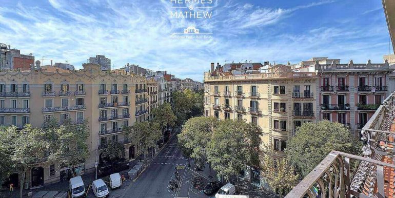luminoso-atico-a-reformar-en-finca-historica-con-una-ubicacion-inmejorable-en-el-centro-de-barcelona-balcon-3