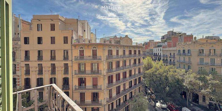 luminoso-atico-a-reformar-en-finca-historica-con-una-ubicacion-inmejorable-en-el-centro-de-barcelona-balcon-4