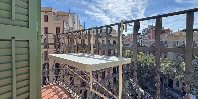 luminoso-atico-a-reformar-en-finca-historica-con-una-ubicacion-inmejorable-en-el-centro-de-barcelona-balcon-5