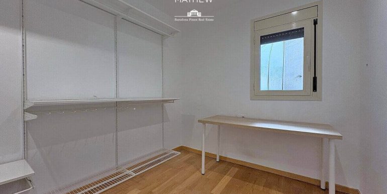 luminoso-atico-a-reformar-en-finca-historica-con-una-ubicacion-inmejorable-en-el-centro-de-barcelona-habitacion-5