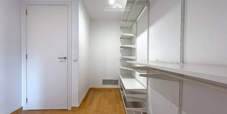 luminoso-atico-a-reformar-en-finca-historica-con-una-ubicacion-inmejorable-en-el-centro-de-barcelona-habitacion-8