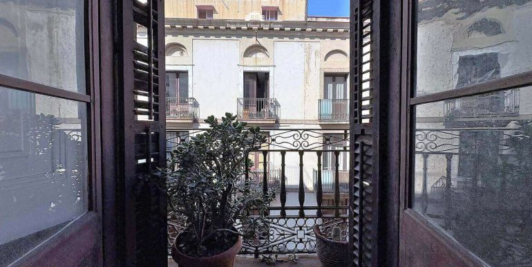 magnifico-piso-senorial-a-reformar-en-venta-en-finca-historica-junto-a-las-ramblas-y-calle-ferran-una-joya-con-gran-potencial-en-el-corazon-de-barcelona-balcon-1