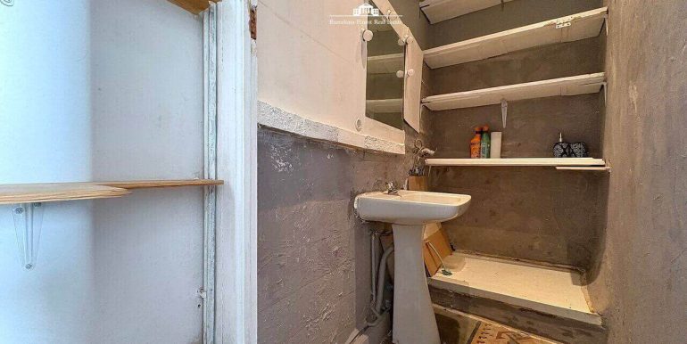 magnifico-piso-senorial-a-reformar-en-venta-en-finca-historica-junto-a-las-ramblas-y-calle-ferran-una-joya-con-gran-potencial-en-el-corazon-de-barcelona-bano-5