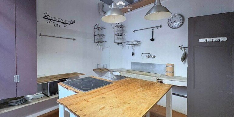 magnifico-piso-senorial-a-reformar-en-venta-en-finca-historica-junto-a-las-ramblas-y-calle-ferran-una-joya-con-gran-potencial-en-el-corazon-de-barcelona-cocina-1
