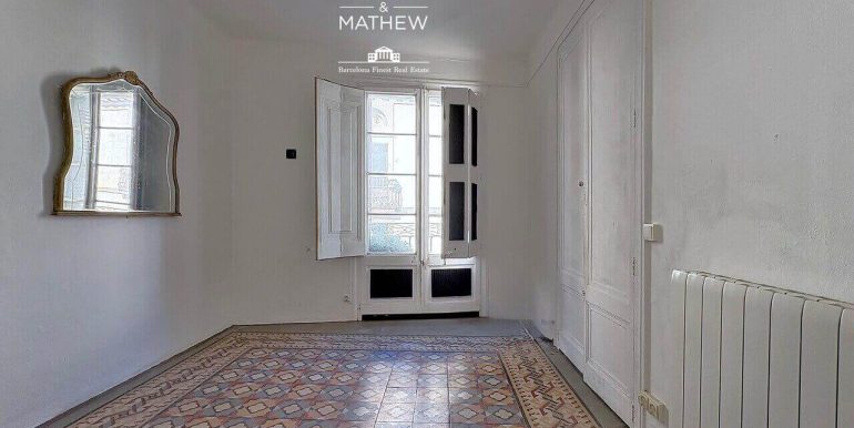 magnifico-piso-senorial-a-reformar-en-venta-en-finca-historica-junto-a-las-ramblas-y-calle-ferran-una-joya-con-gran-potencial-en-el-corazon-de-barcelona-habitacion-5
