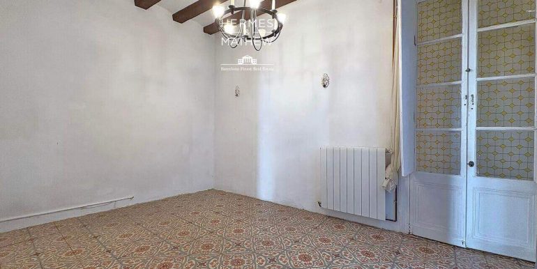 magnifico-piso-senorial-a-reformar-en-venta-en-finca-historica-junto-a-las-ramblas-y-calle-ferran-una-joya-con-gran-potencial-en-el-corazon-de-barcelona-habitacion-9