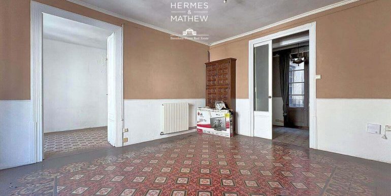 magnifico-piso-senorial-a-reformar-en-venta-en-finca-historica-junto-a-las-ramblas-y-calle-ferran-una-joya-con-gran-potencial-en-el-corazon-de-barcelona-salon-6