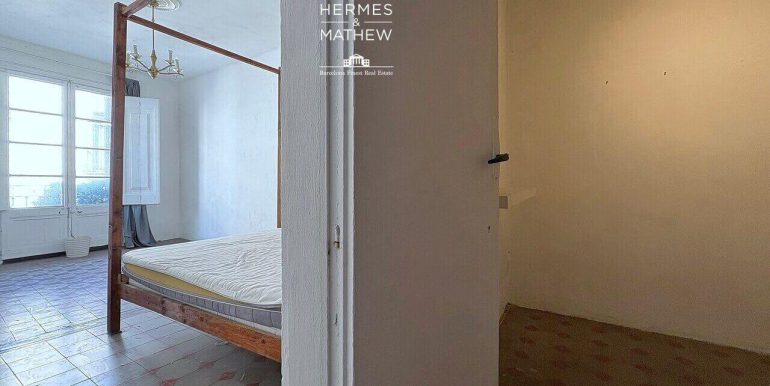 magnifico-piso-senorial-a-reformar-en-venta-en-finca-historica-junto-a-las-ramblas-y-calle-ferran-una-joya-con-gran-potencial-en-el-corazon-de-barcelona-vestidor-1