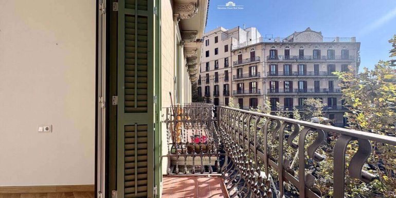 espectacular-piso-en-venta-en-finca-clasica-rehabilitada-en-el-corazon-del-quadrat-dor-barcelona-balcon-5