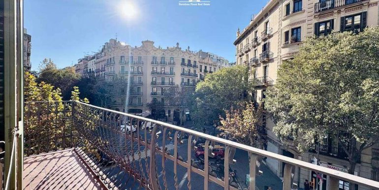 espectacular-piso-en-venta-en-finca-clasica-rehabilitada-en-el-corazon-del-quadrat-dor-barcelona-balcon2