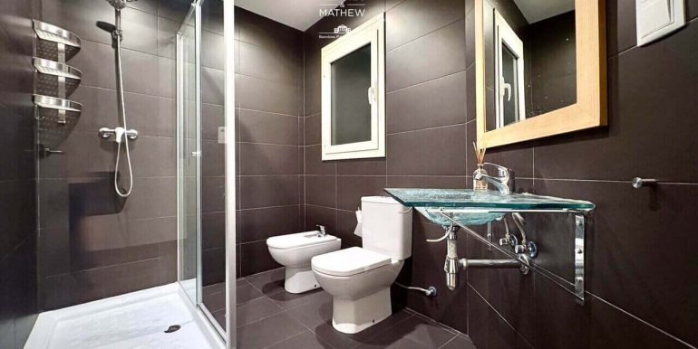 espectacular-piso-en-venta-en-finca-clasica-rehabilitada-en-el-corazon-del-quadrat-dor-barcelona-bano-1