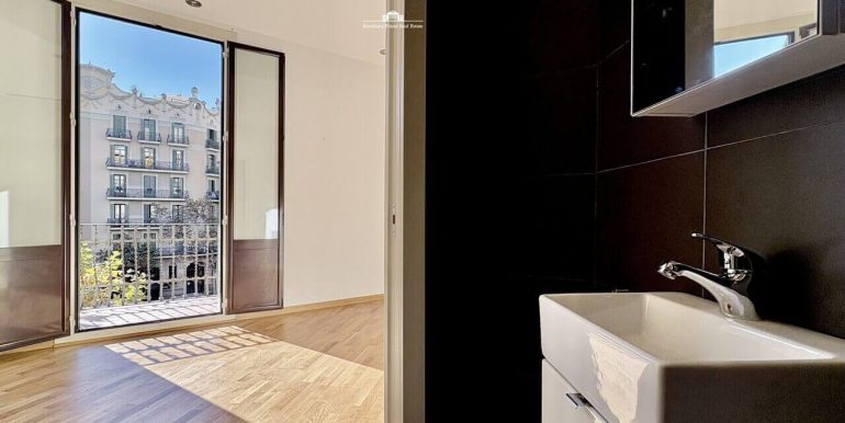 espectacular-piso-en-venta-en-finca-clasica-rehabilitada-en-el-corazon-del-quadrat-dor-barcelona-bano-7