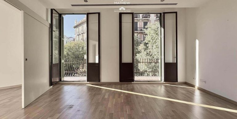 espectacular-piso-en-venta-en-finca-clasica-rehabilitada-en-el-corazon-del-quadrat-dor-barcelona-salon-1