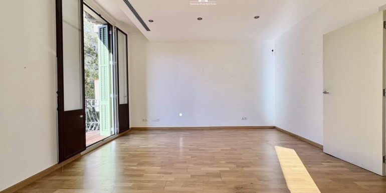 espectacular-piso-en-venta-en-finca-clasica-rehabilitada-en-el-corazon-del-quadrat-dor-barcelona-salon-7