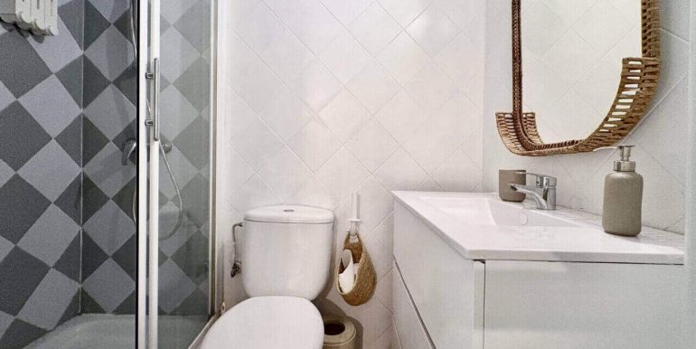 encantador-y-singular-duplex-en-venta-en-pleno-barrio-del-raval-bano-2