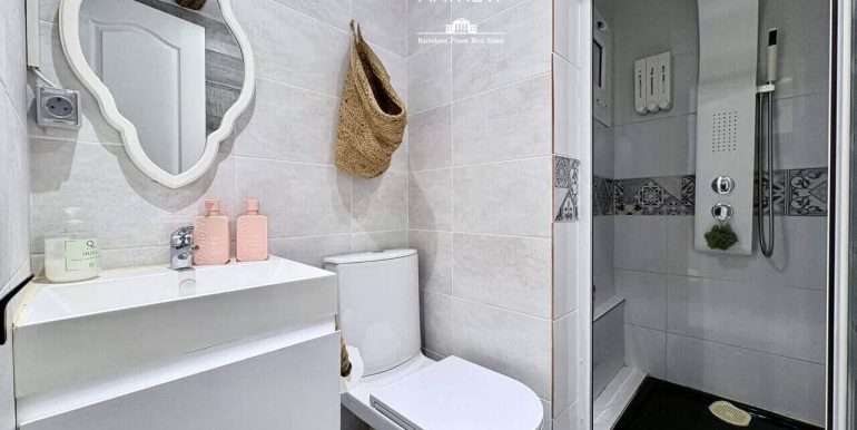 encantador-y-singular-duplex-en-venta-en-pleno-barrio-del-raval-bano-5