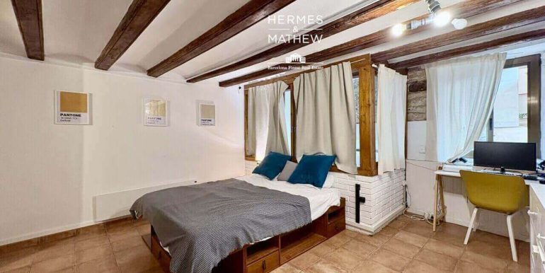 encantador-y-singular-duplex-en-venta-en-pleno-barrio-del-raval-habitacion-1