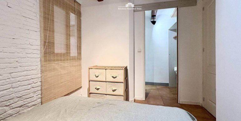 encantador-y-singular-duplex-en-venta-en-pleno-barrio-del-raval-habitacion-6
