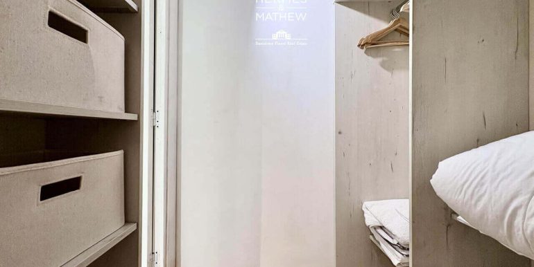encantador-y-singular-duplex-en-venta-en-pleno-barrio-del-raval-vestidor-1