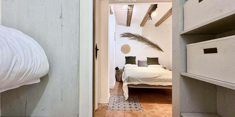 encantador-y-singular-duplex-en-venta-en-pleno-barrio-del-raval-vestidor-2