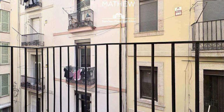 luz-historia-y-diseno-en-el-corazon-del-raval-piso-en-venta-reformado-a-estrenar-con-encanto-unico-balcon-1_Easy-Resize.com