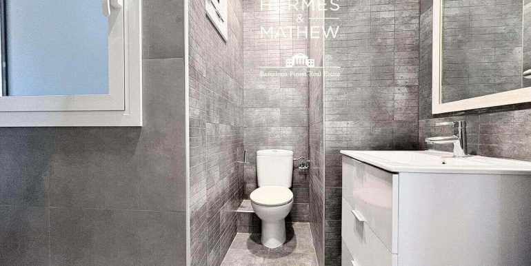 luz-historia-y-diseno-en-el-corazon-del-raval-piso-en-venta-reformado-a-estrenar-con-encanto-unico-bano-2_Easy-Resize.com