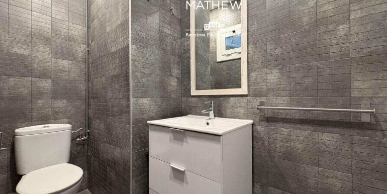 luz-historia-y-diseno-en-el-corazon-del-raval-piso-en-venta-reformado-a-estrenar-con-encanto-unico-bano-3_Easy-Resize.com