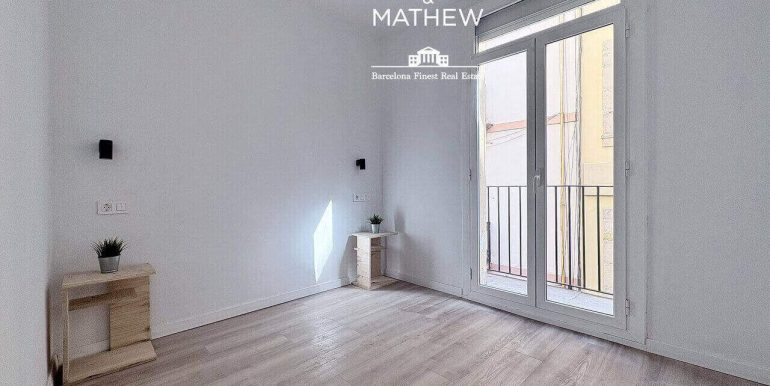 luz-historia-y-diseno-en-el-corazon-del-raval-piso-en-venta-reformado-a-estrenar-con-encanto-unico-habitacion-1_Easy-Resize.com