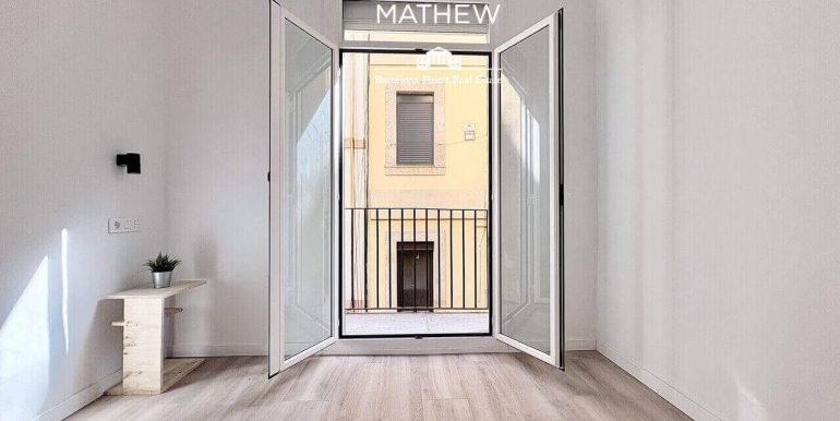 luz-historia-y-diseno-en-el-corazon-del-raval-piso-en-venta-reformado-a-estrenar-con-encanto-unico-habitacion-4.1_Easy-Resize.com