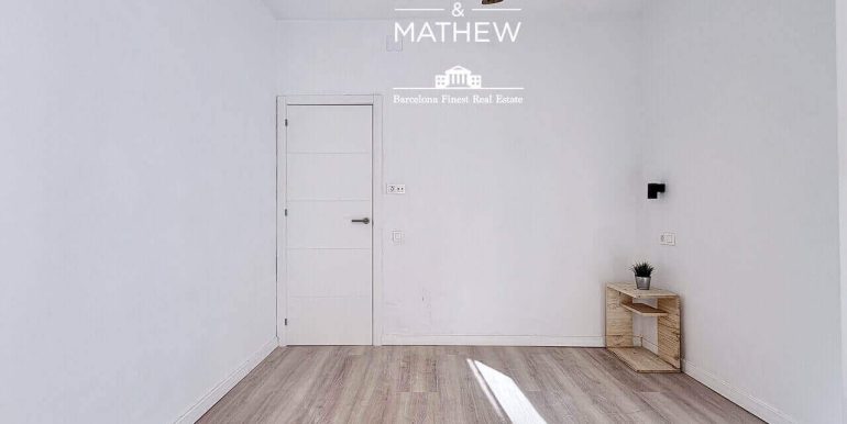luz-historia-y-diseno-en-el-corazon-del-raval-piso-en-venta-reformado-a-estrenar-con-encanto-unico-habitacion-5_Easy-Resize.com