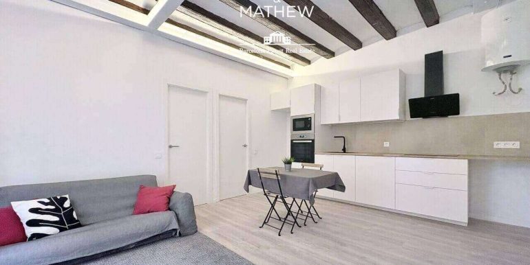 luz-historia-y-diseno-en-el-corazon-del-raval-piso-en-venta-reformado-a-estrenar-con-encanto-unico-salon-3_Easy-Resize.com