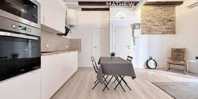 luz-historia-y-diseno-en-el-corazon-del-raval-piso-en-venta-reformado-a-estrenar-con-encanto-unico-salon-5_Easy-Resize.com