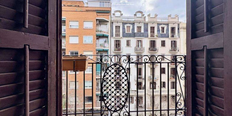 piso-en-venta-totalmente-reformado-a-estrenar-en-la-superilla-de-consell-de-cent-balcon-1