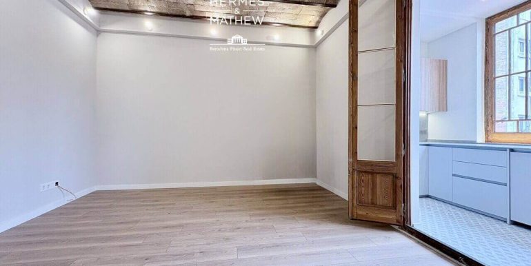 piso-en-venta-totalmente-reformado-a-estrenar-en-la-superilla-de-consell-de-cent-salon-6