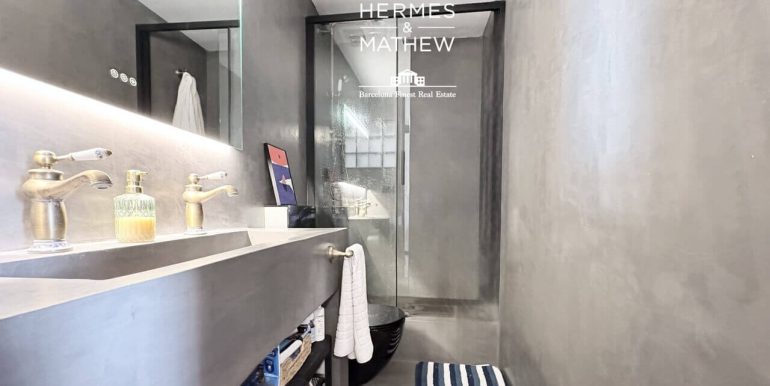 atico-duplex-con-terraza-de-30-m²-en-venta-en-el-poble-sec-luz-caracter-y-vida-mediterranea-bano-1