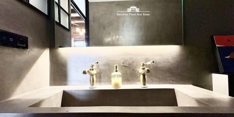 atico-duplex-con-terraza-de-30-m²-en-venta-en-el-poble-sec-luz-caracter-y-vida-mediterranea-bano-2