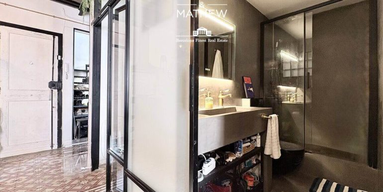atico-duplex-con-terraza-de-30-m²-en-venta-en-el-poble-sec-luz-caracter-y-vida-mediterranea-bano-4